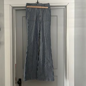 New Forever 21 Bell Bottom Jeans Size Small